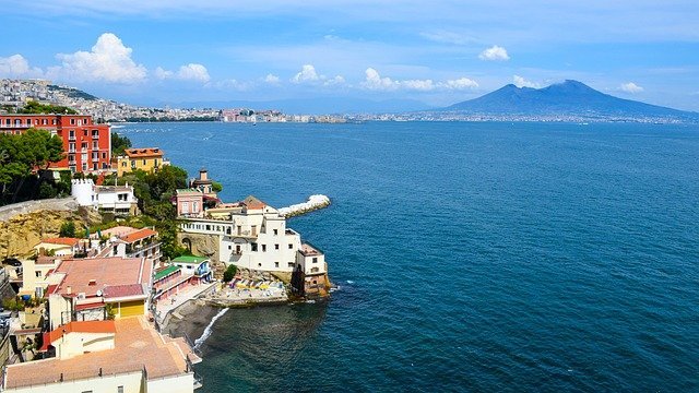 Vedi Napoli in sella a una vespa vintage