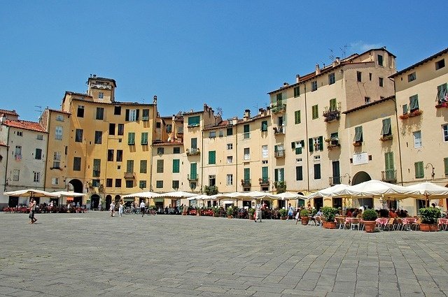 piazza-anfiteatro-lucca