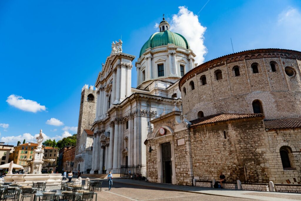 what to see in Brescia -piazza-paolo-vi-duomo-nuovo-vecchio