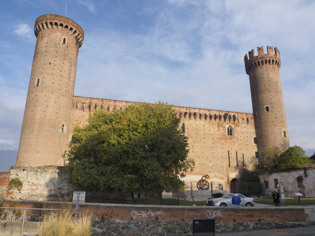 Il castello di Ivrea sulla Via Francigena