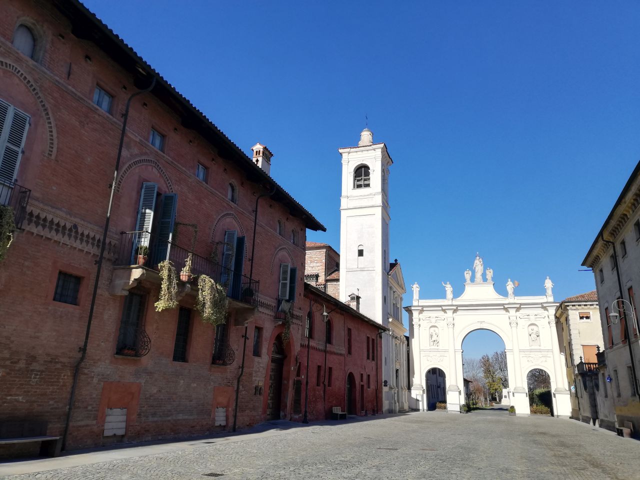Cherasco, un viaggio tra mura stellate e arte contemporanea