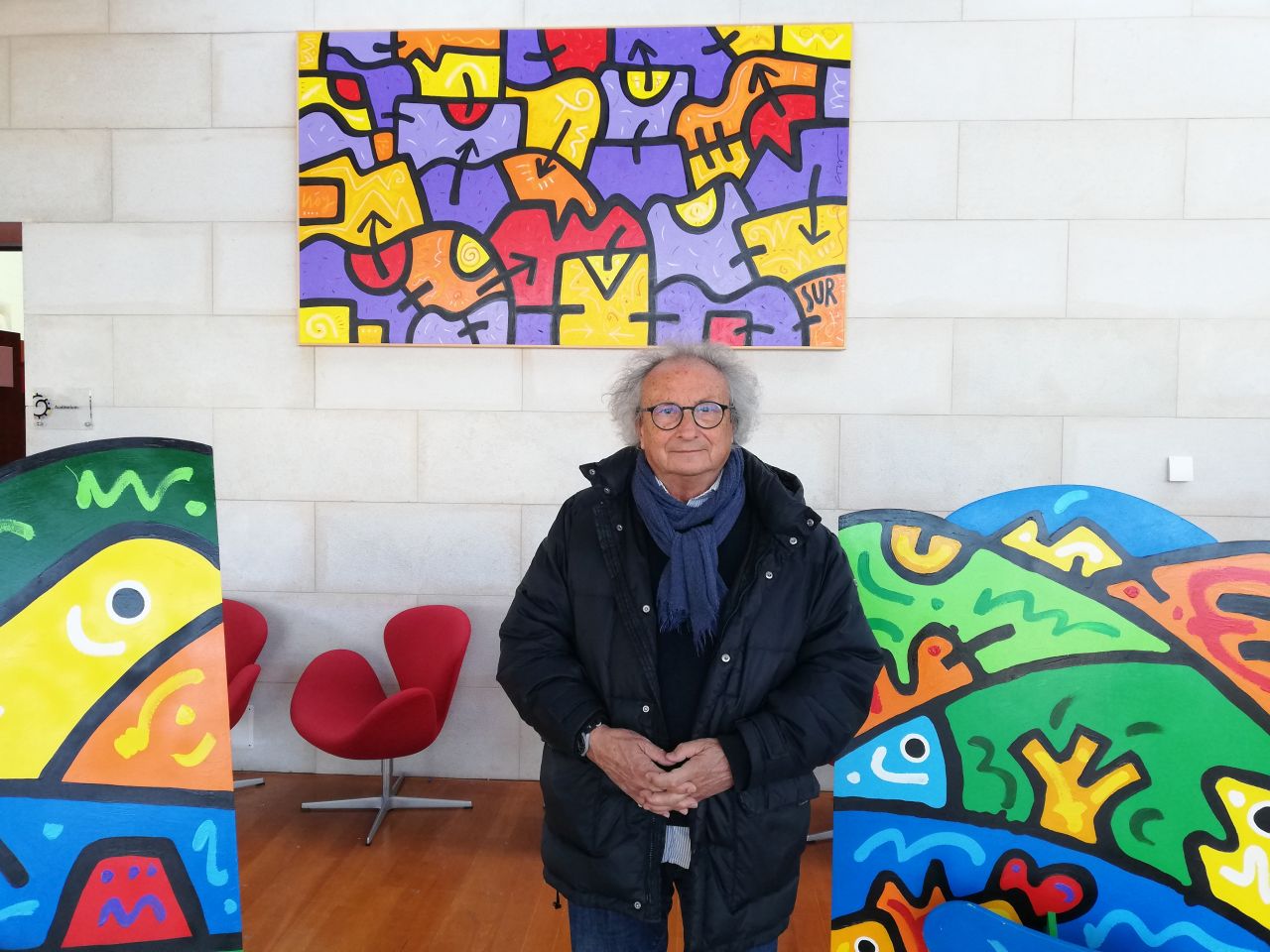 L'artista Coco Cano insieme alle sue opere